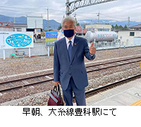 写真：早朝、大糸線豊科駅にて
