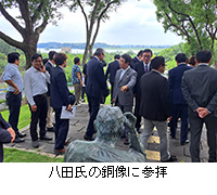 写真：八田氏の銅像に参拝