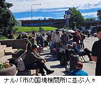 写真:ナルバ市の国境検問所に並ぶ人々