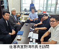 写真:佐喜真宜野湾市長を訪問