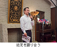 写真:近況を語り合う