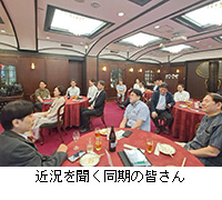 写真:近況を聞く同期の皆さん